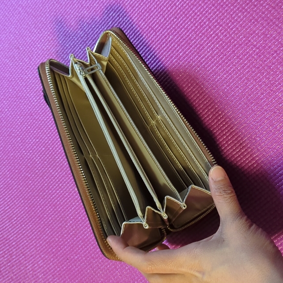 Guess Brown Wallet - Picture 2 of 3